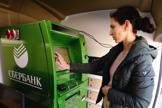 В Симферополе заработал первый мобильный офис Сбербанка