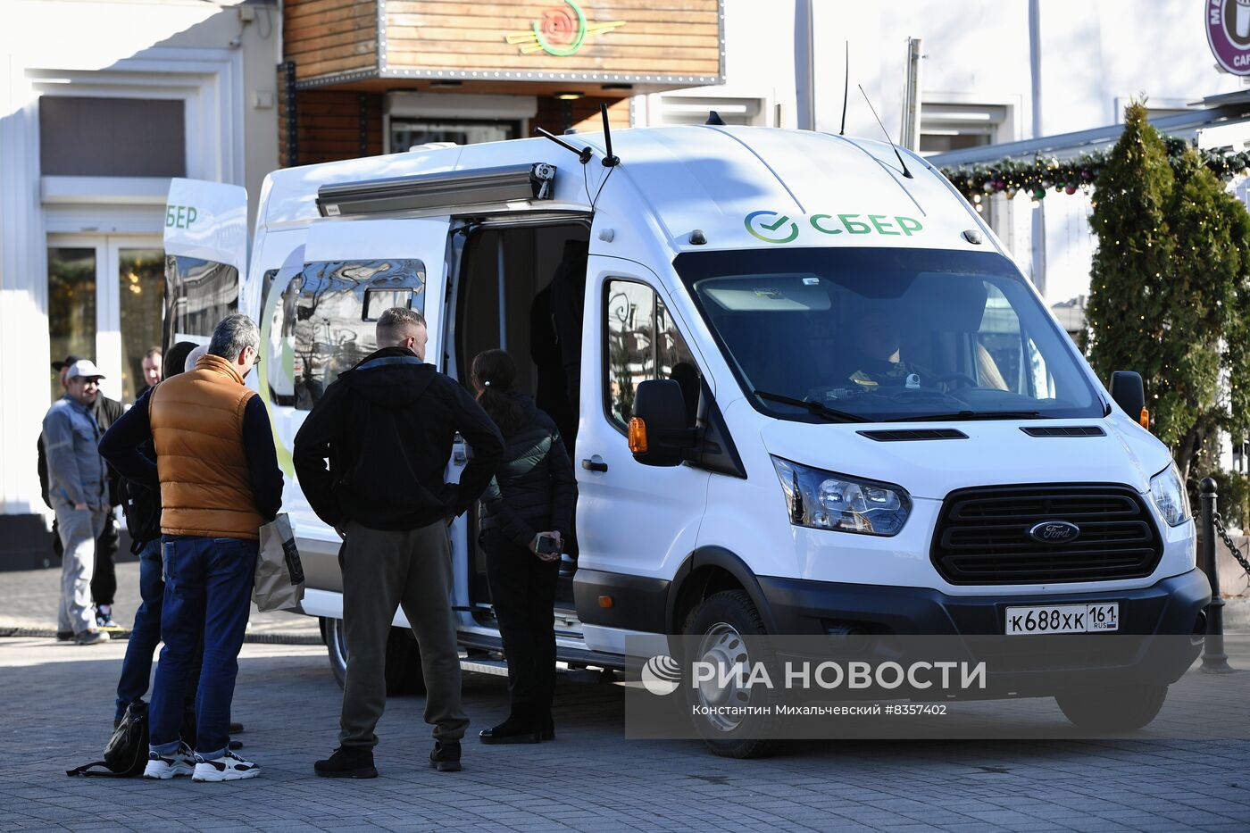 В Симферополе заработал первый мобильный офис Сбербанка