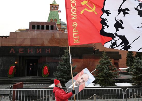 Возложение цветов к Мавзолею Ленина на Красной площади 