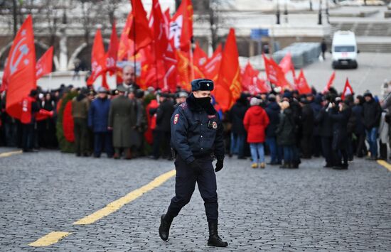 Возложение цветов к Мавзолею Ленина на Красной площади 