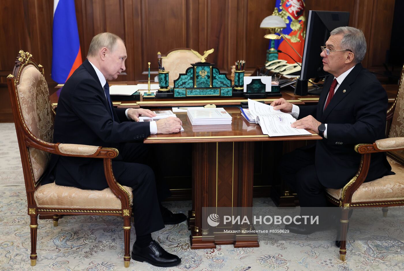 Президент РФ В. Путин провёл рабочую встречу с главой Татарстана Р. Миннихановым