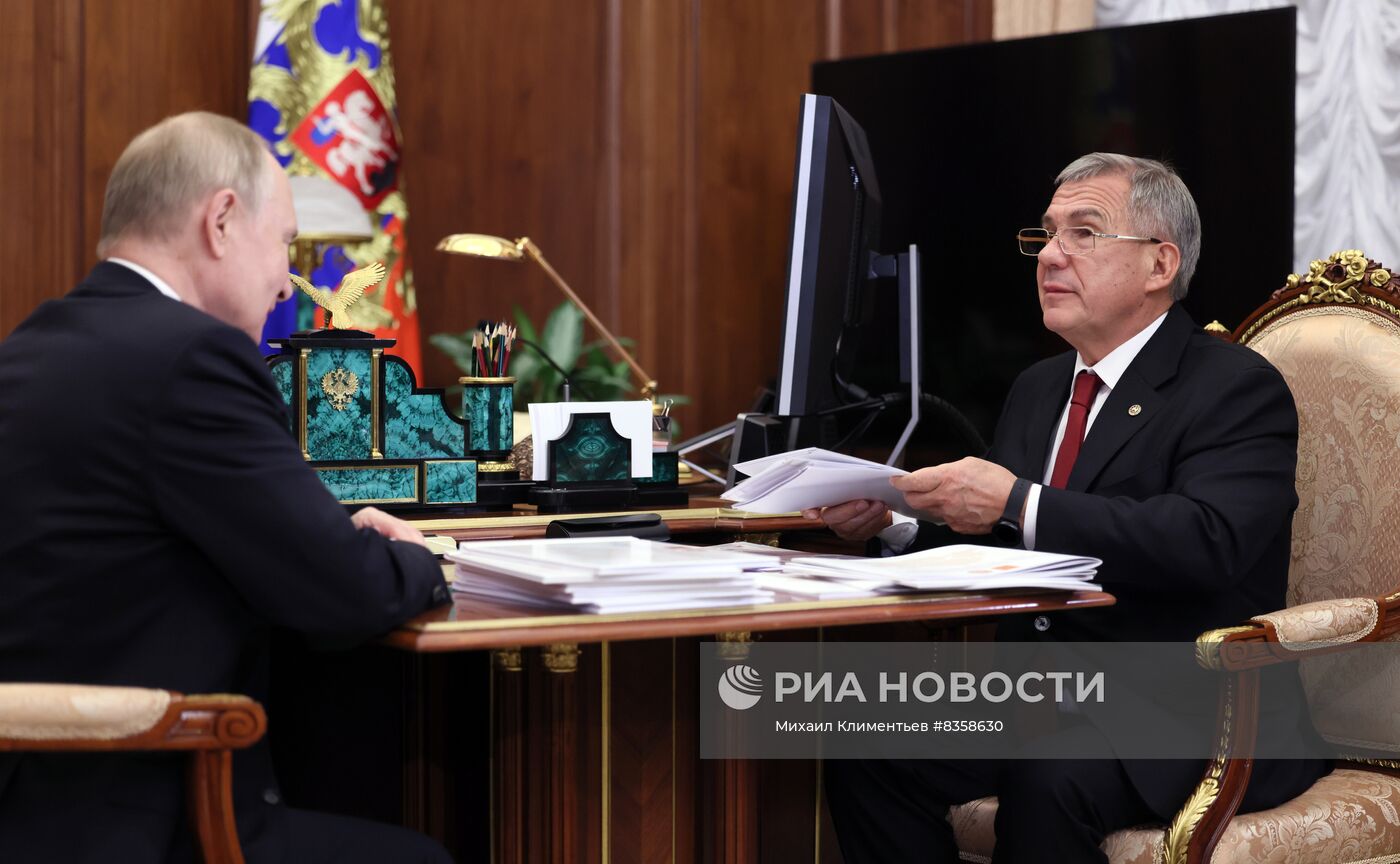 Президент РФ В. Путин провёл рабочую встречу с главой Татарстана Р. Миннихановым