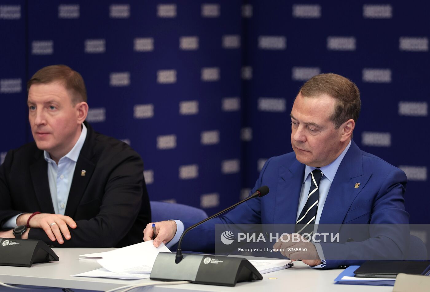 Председатель партии "Единая Россия", зампред Совбеза РФ Д. Медведев провел заседание бюро высшего совета партии