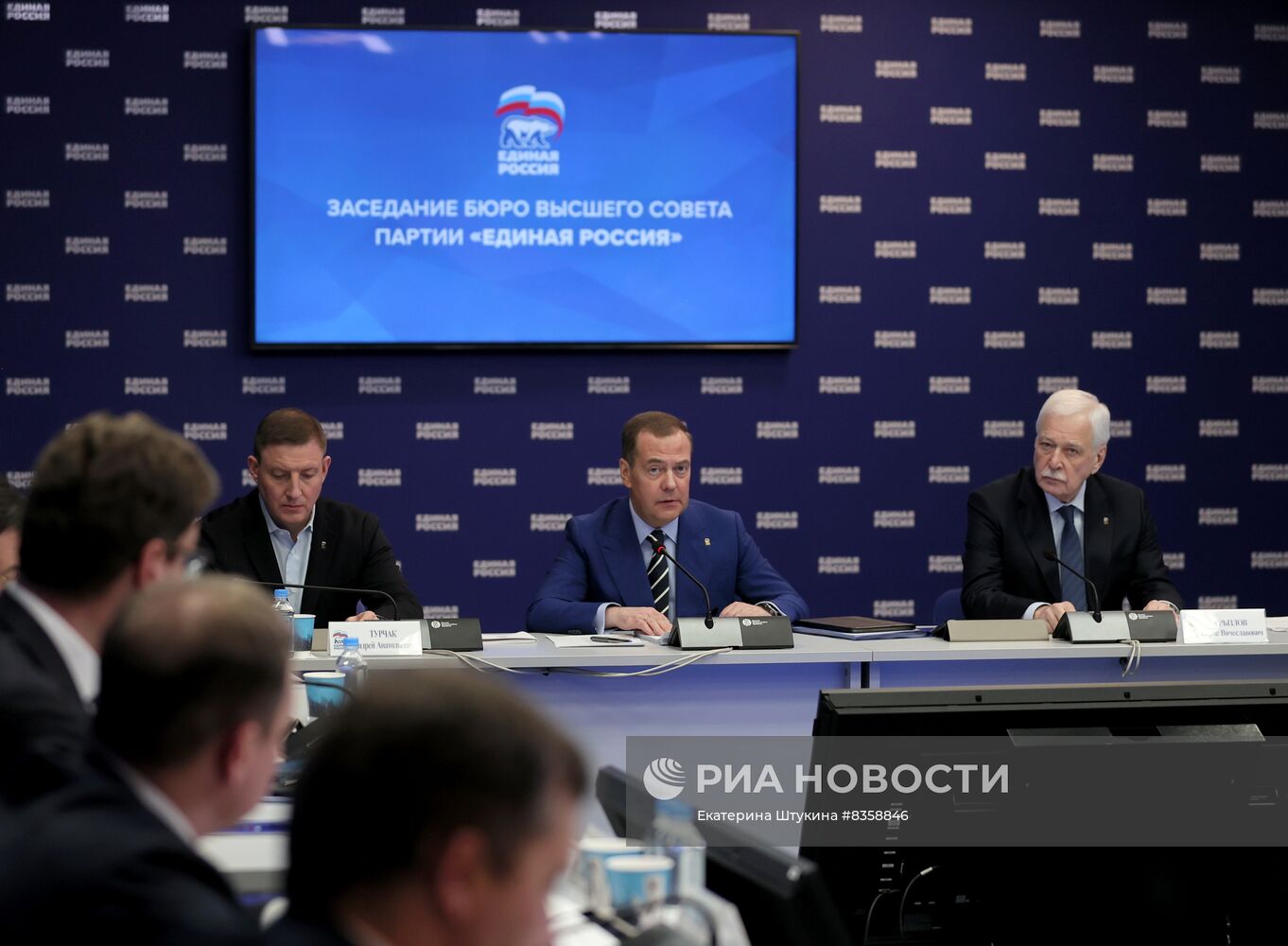 Председатель партии "Единая Россия", зампред Совбеза РФ Д. Медведев провел заседание бюро высшего совета партии