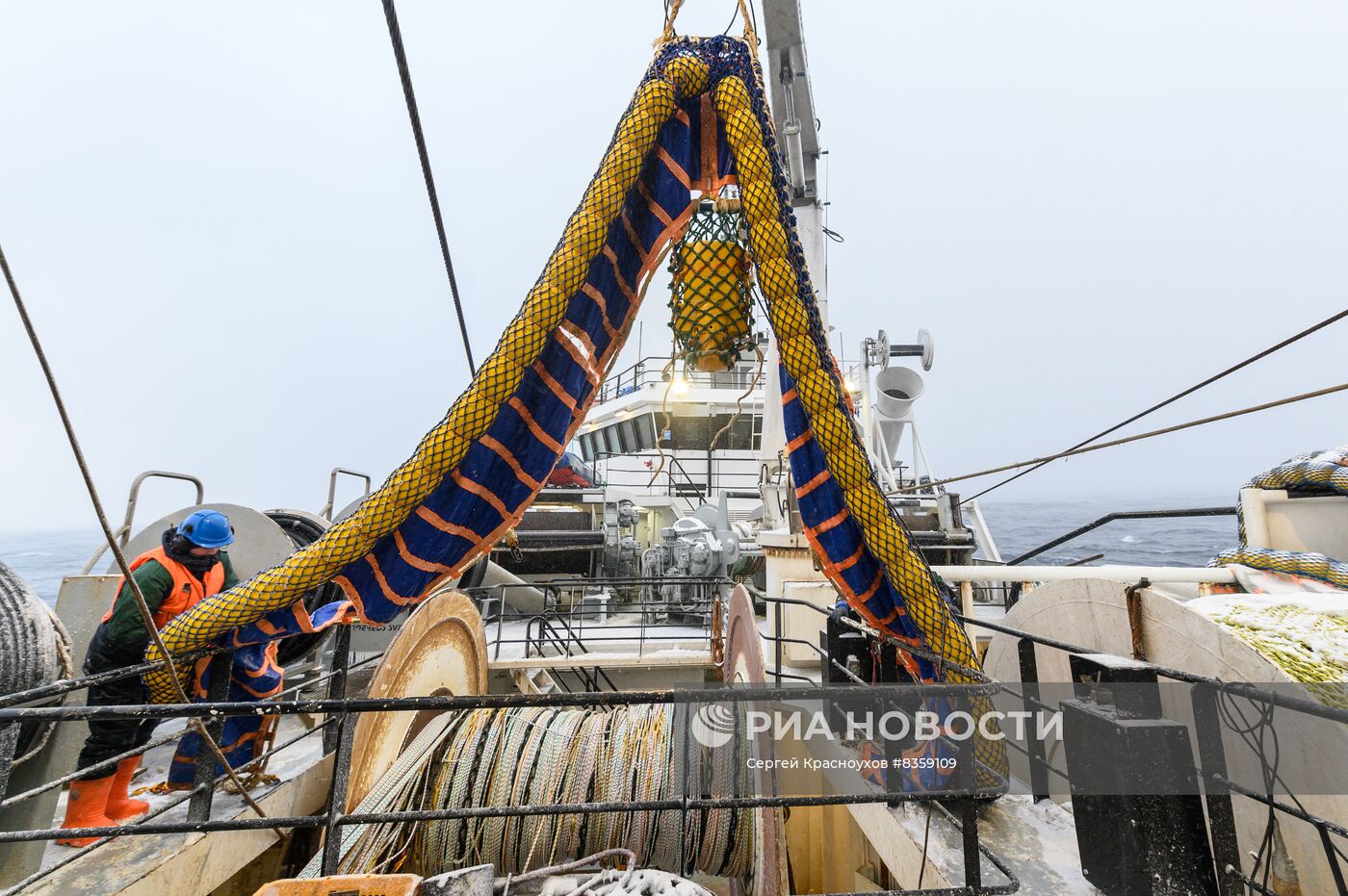 Добыча минтая на Курилах