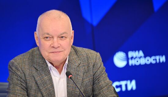 Генеральный директор медиагруппы "Россия сегодня" Д. Киселев встретился со студентами Дипломатической кадетской школы 