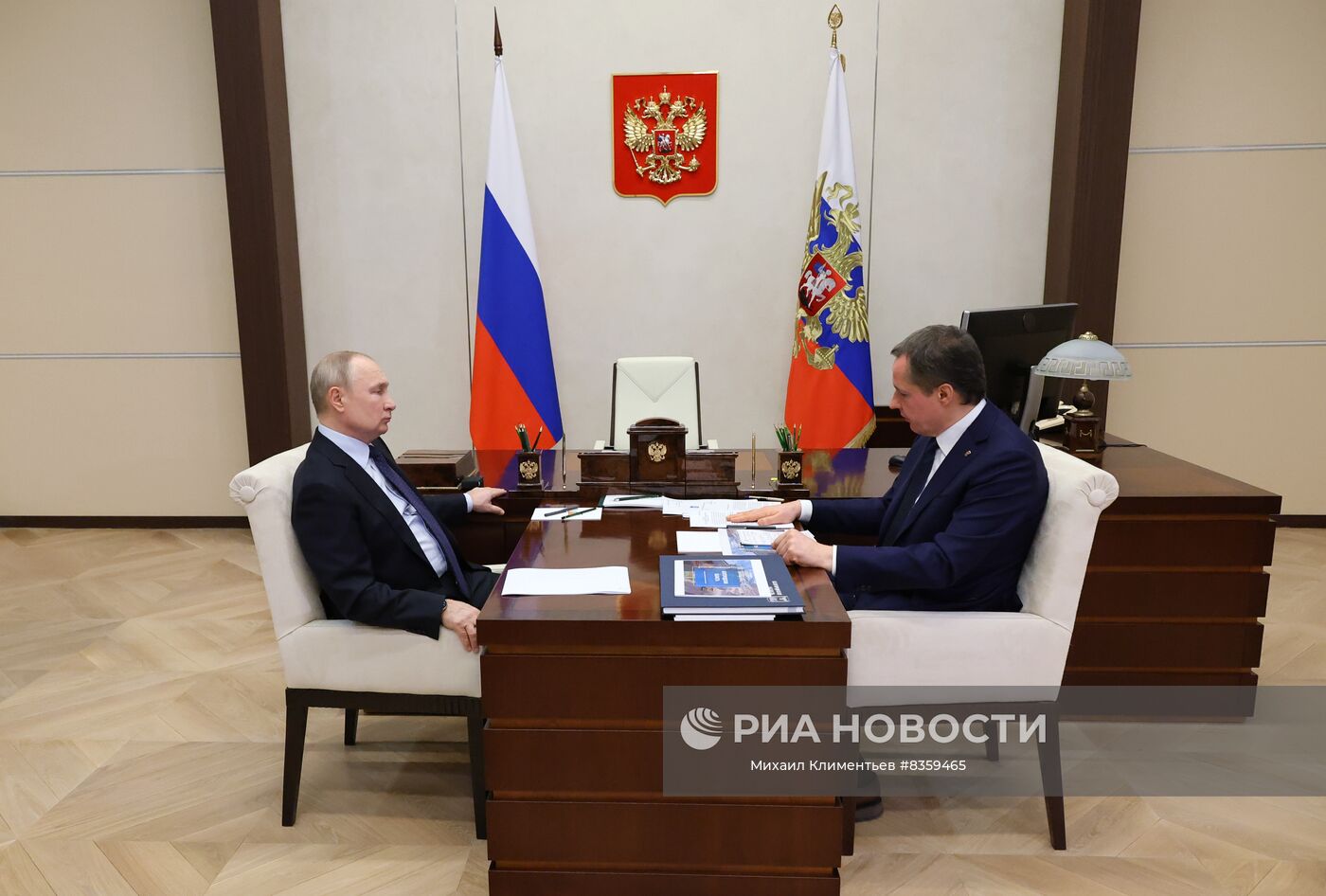 Президент РФ В. Путин встретился с губернатором Белгородской области В. Гладковым