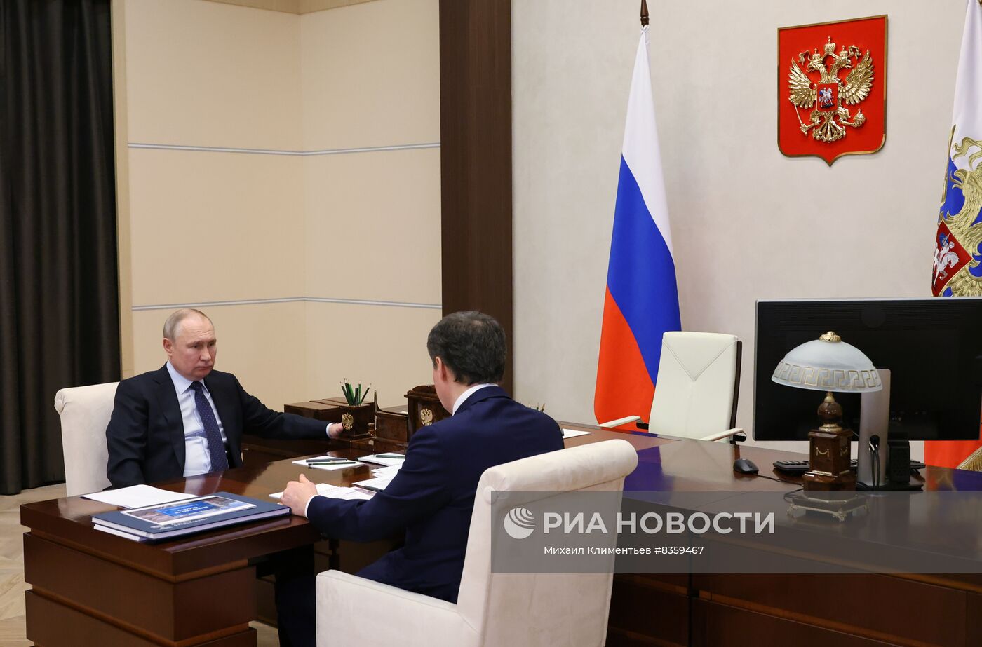 Президент РФ В. Путин встретился с губернатором Белгородской области В. Гладковым