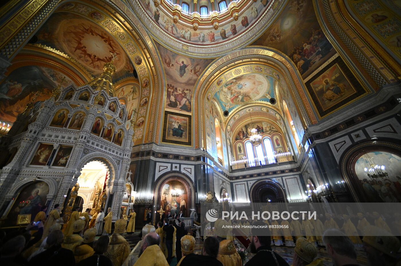 Божественная литургия в храме Христа Спасителя