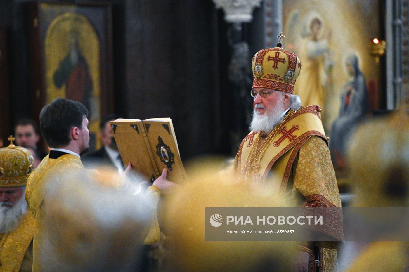 Божественная литургия в храме Христа Спасителя