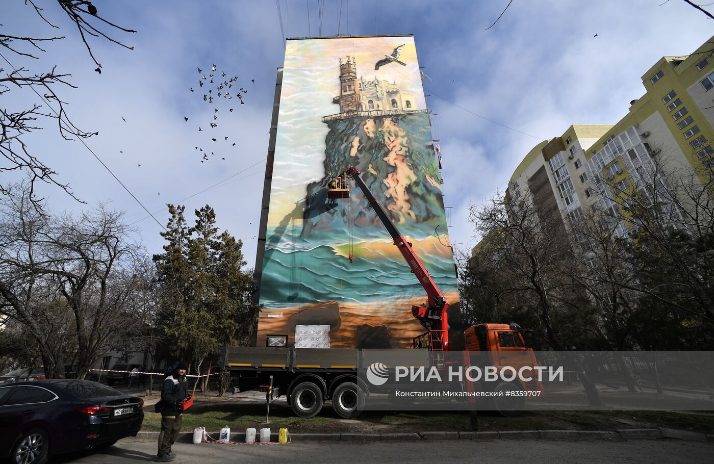 В Симферополе появились 30-метровые муралы с крымскими пейзажами 