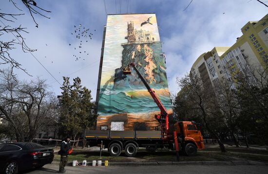 В Симферополе появились 30-метровые муралы с крымскими пейзажами 