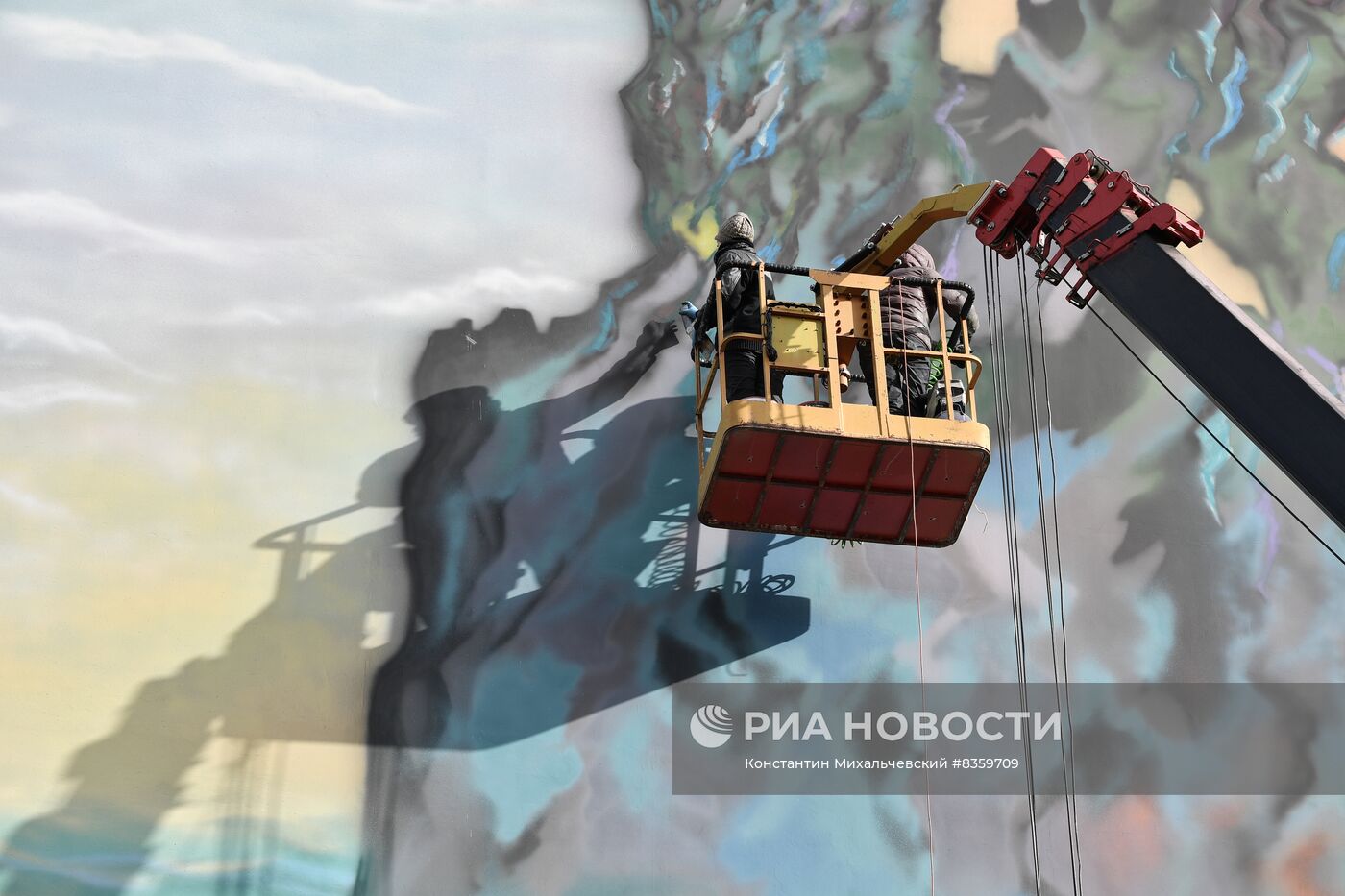 В Симферополе появились 30-метровые муралы с крымскими пейзажами 