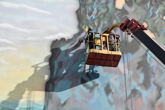 В Симферополе появились 30-метровые муралы с крымскими пейзажами 