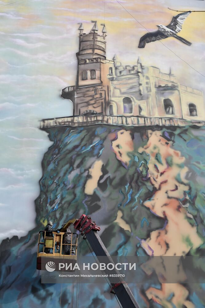 В Симферополе появились 30-метровые муралы с крымскими пейзажами