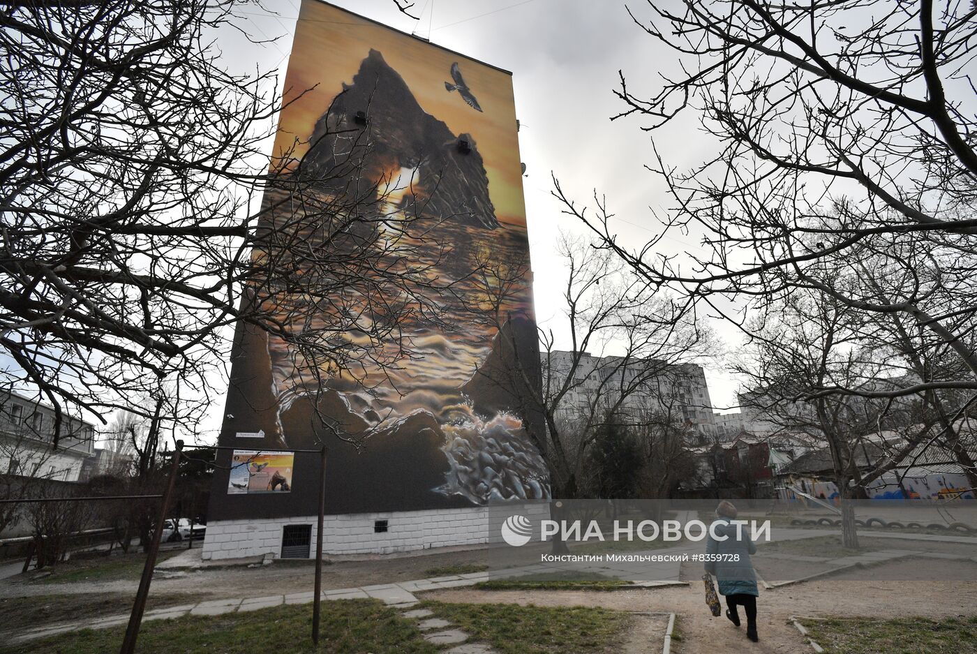 В Симферополе появились 30-метровые муралы с крымскими пейзажами 