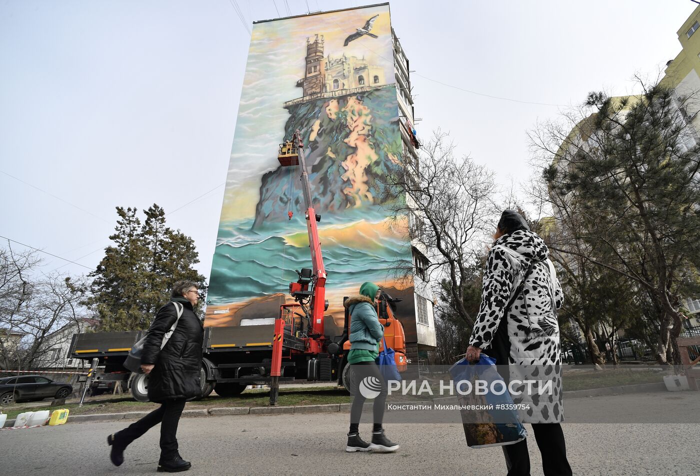 В Симферополе появились 30-метровые муралы с крымскими пейзажами 