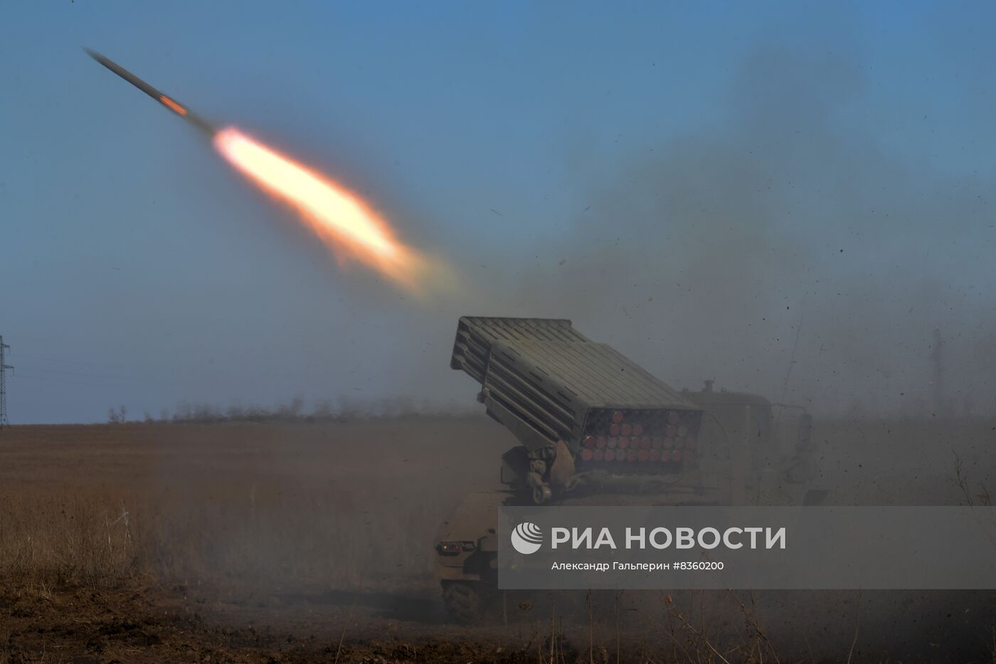 Боевая стрельба РСЗО "Торнадо-Г" и пушек "Гиацинт" в зоне СВО