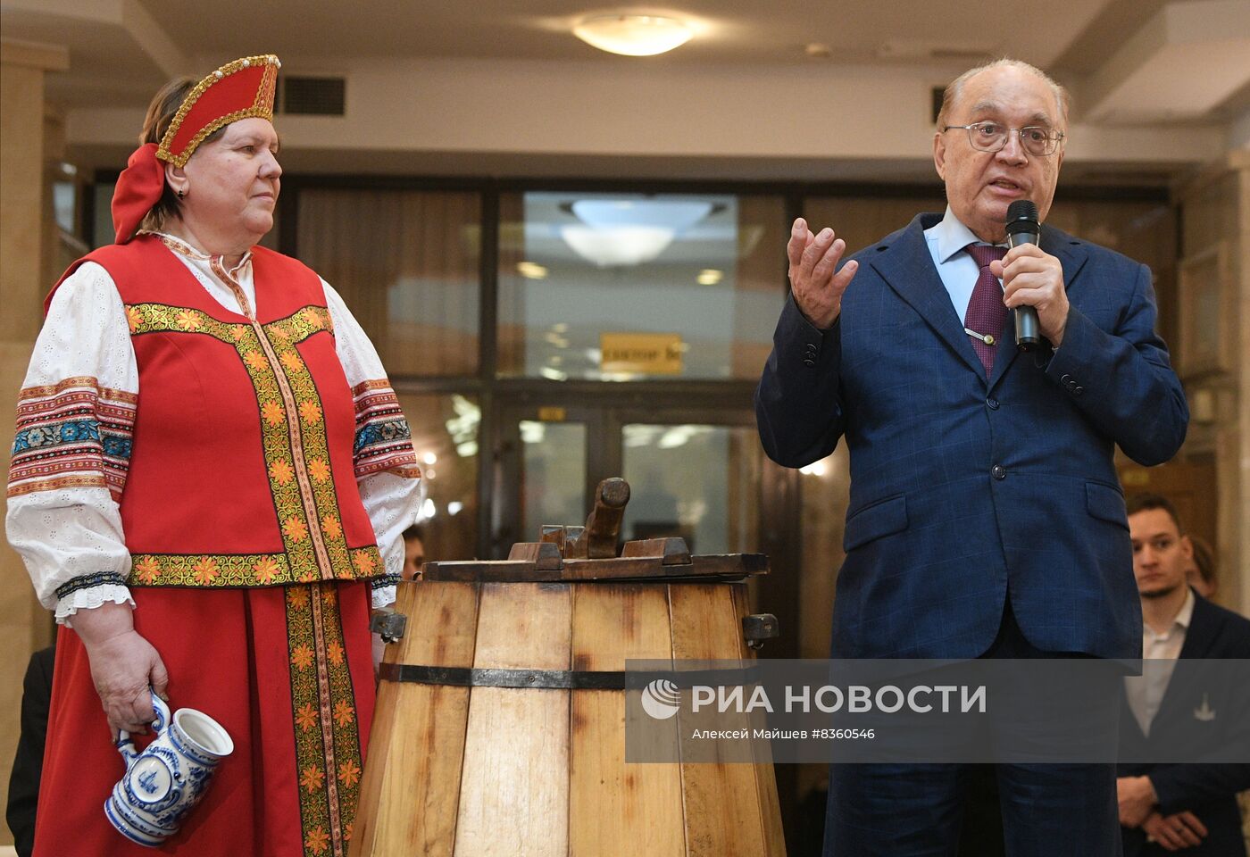 Традиционный розлив медовухи в Татьянин день ректором МГУ В. Садовничим