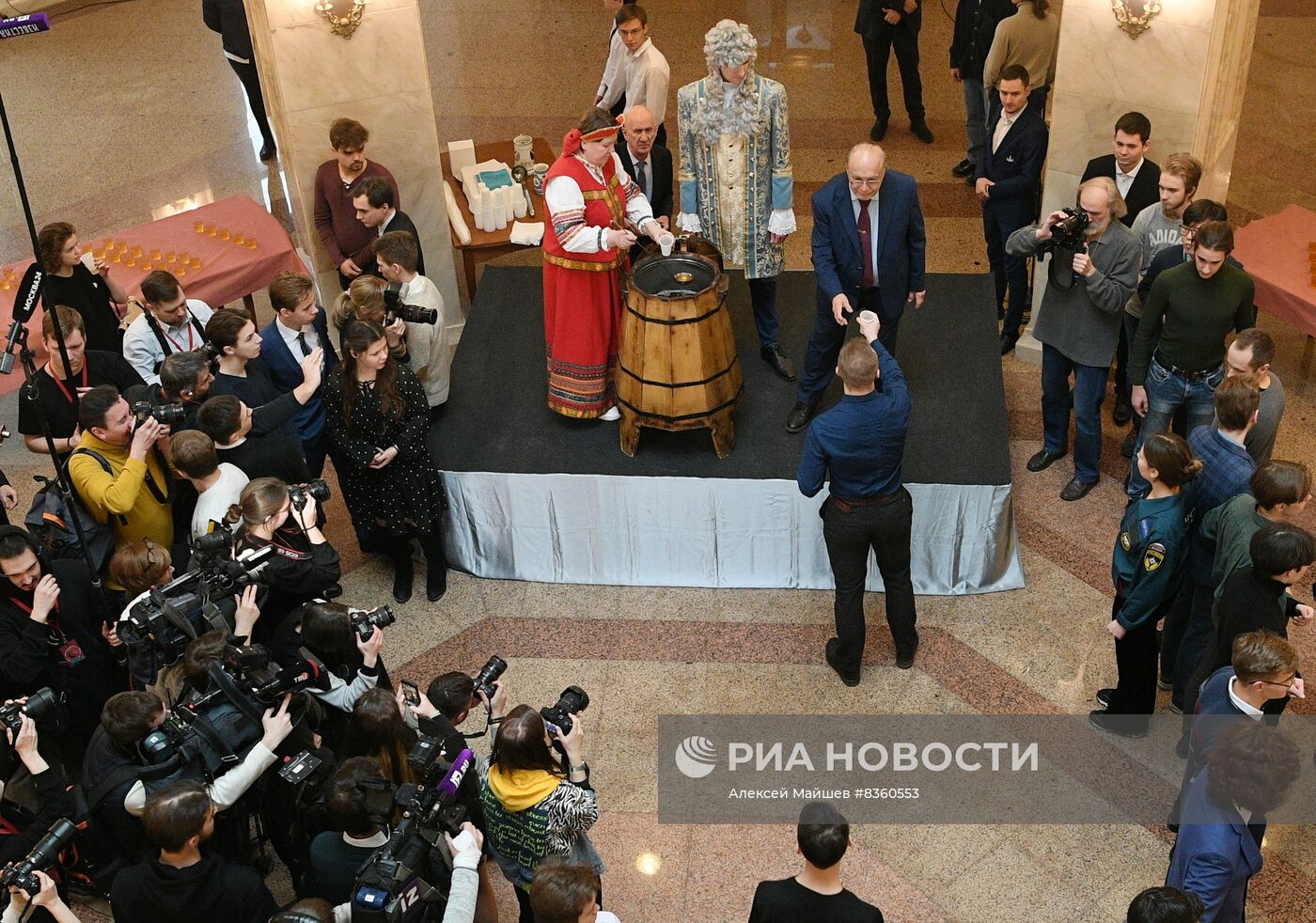 Традиционный розлив медовухи в Татьянин день ректором МГУ В. Садовничим