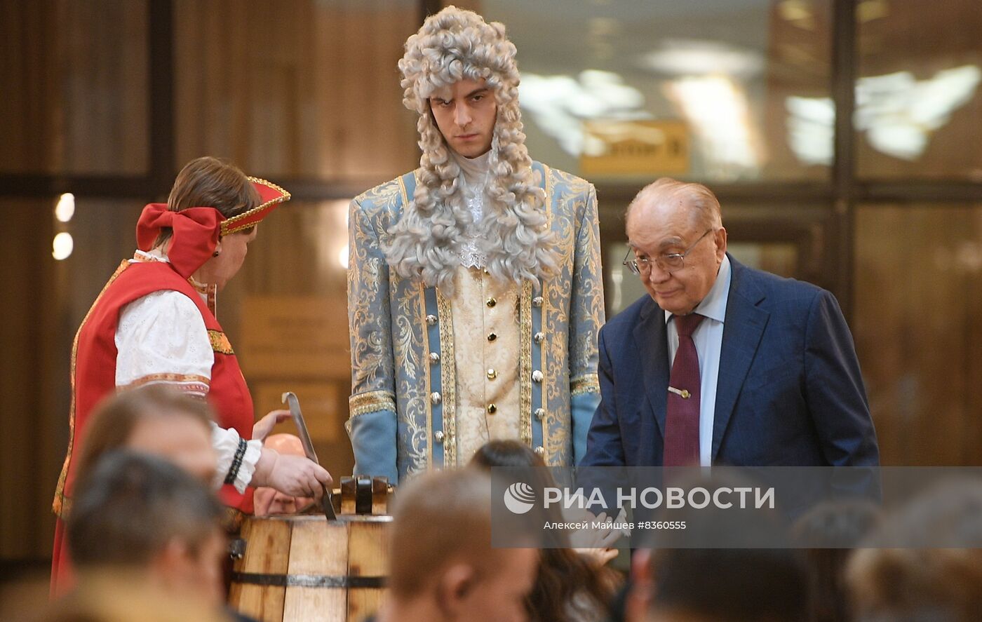 Традиционный розлив медовухи в Татьянин день ректором МГУ В. Садовничим