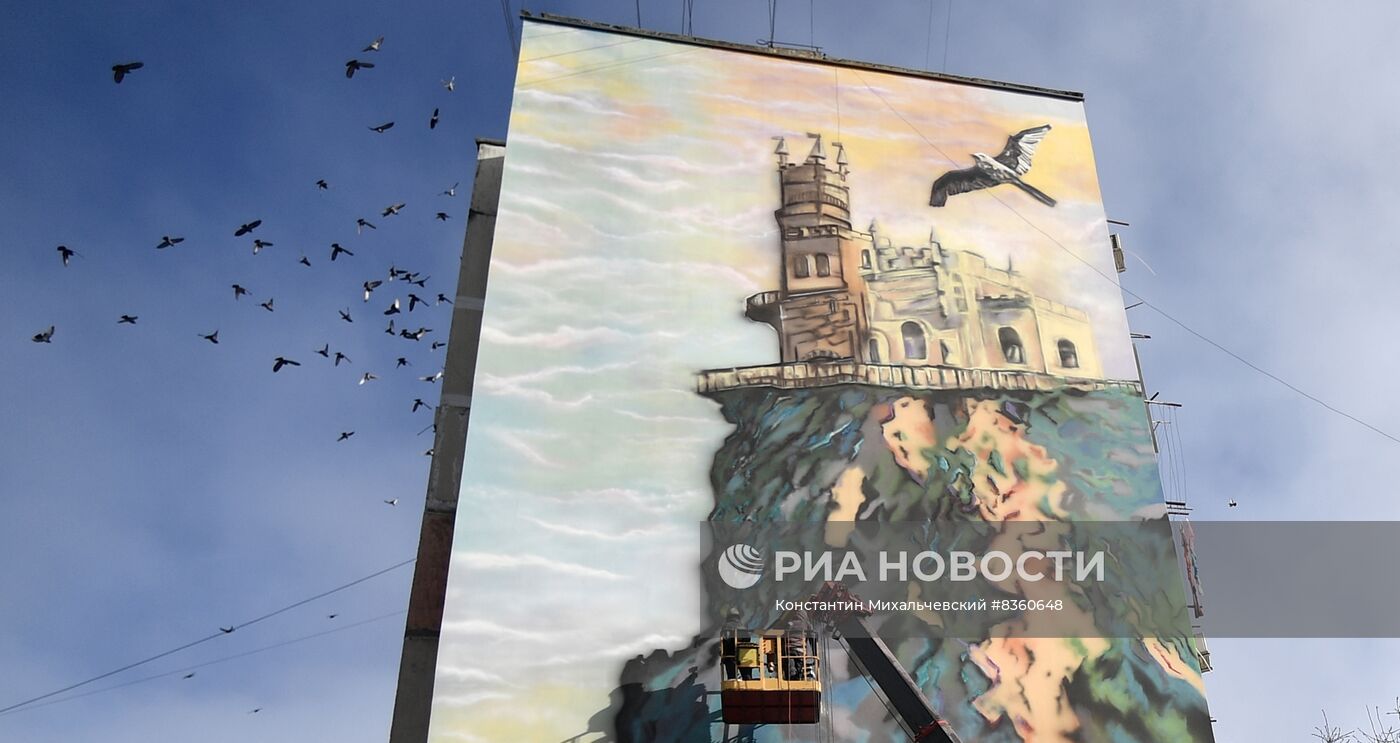 В Симферополе появились 30-метровые муралы с крымскими пейзажами