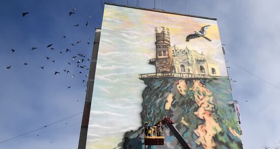 В Симферополе появились 30-метровые муралы с крымскими пейзажами
