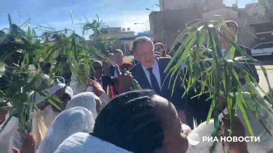 Лаврова в Эритрее у памятника Пушкину встречали национальными песнями и танцами