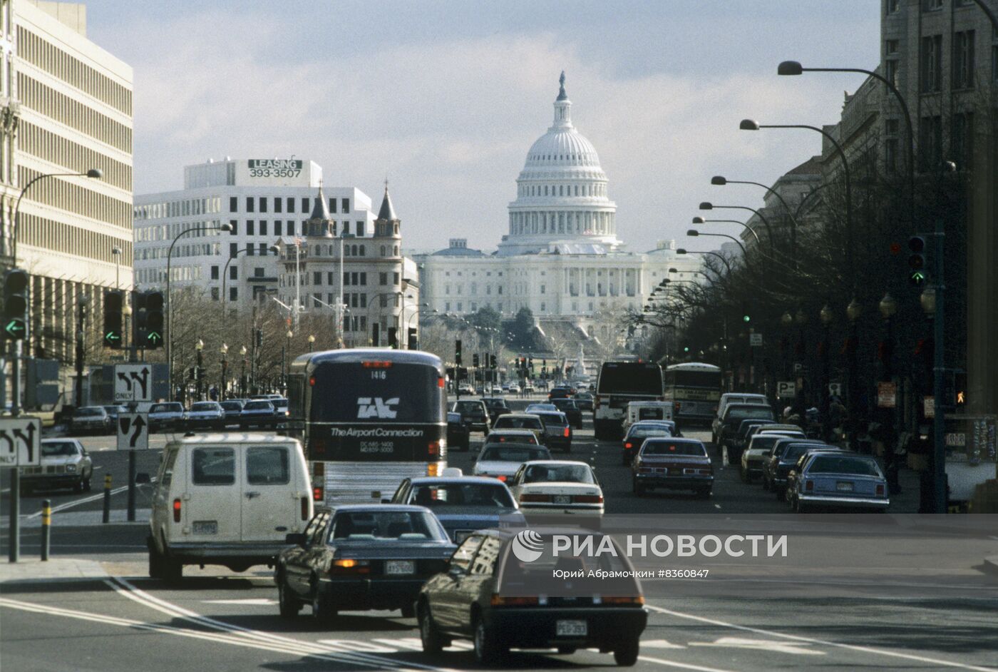 Вид на Капитолий и центральную улицу Вашингтона