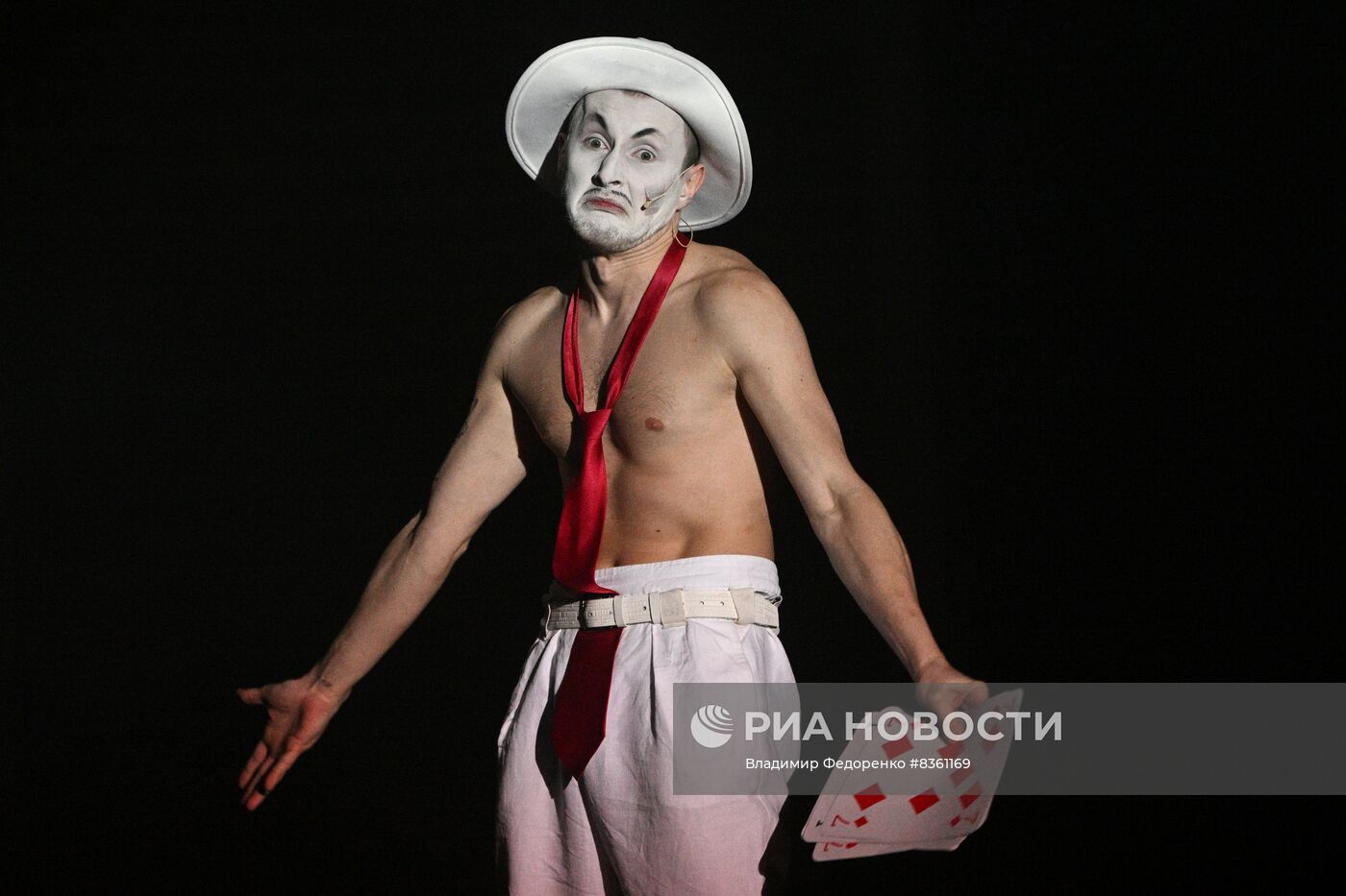 Спектакль "Черная кошка, белый кот" в театре на Таганке