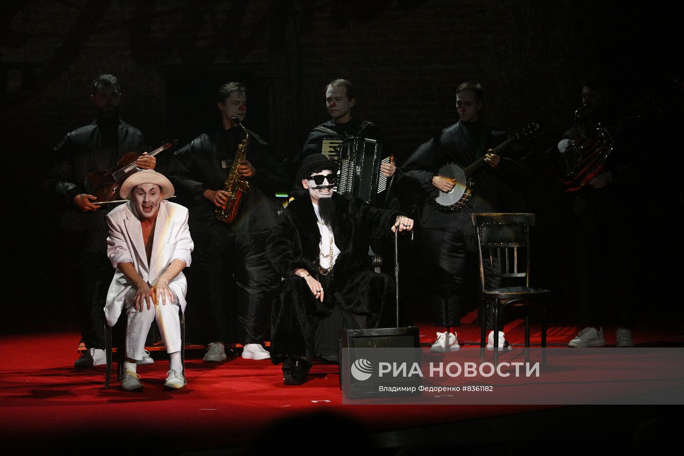 Спектакль "Черная кошка, белый кот" в театре на Таганке