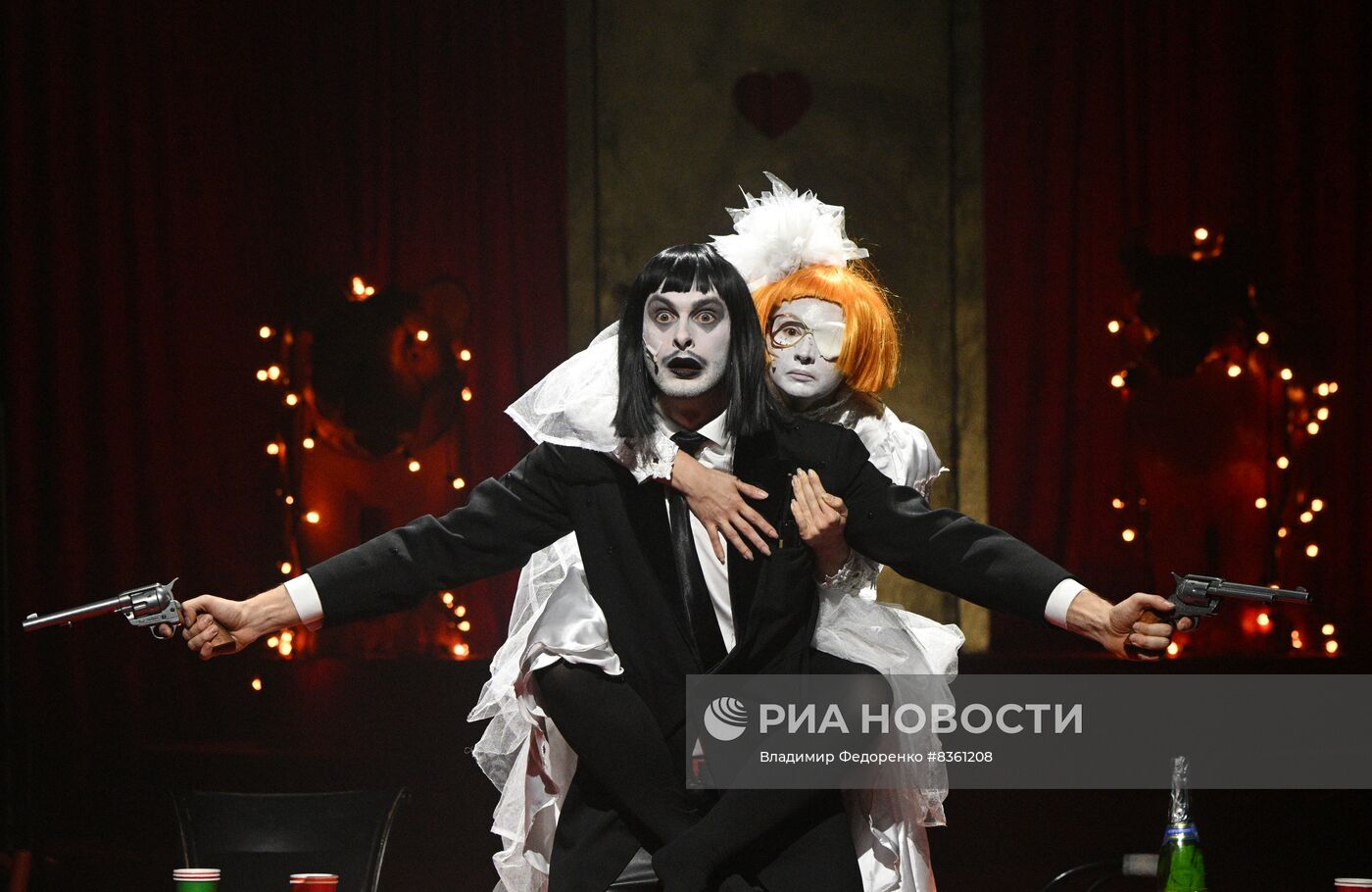 Спектакль "Черная кошка, белый кот" в театре на Таганке