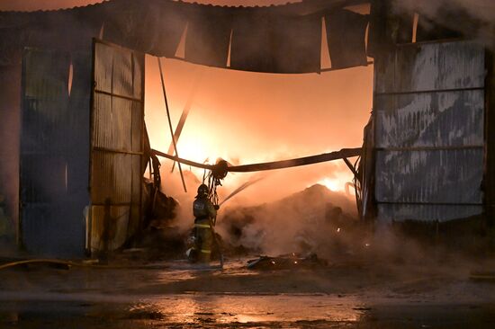Пожар на складе на территории рынка в Красногорске