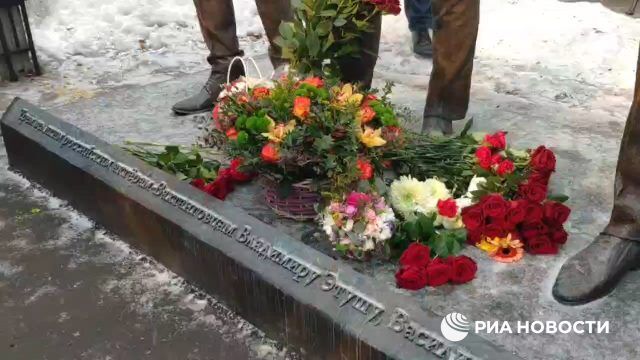 Воспитанники Первого Московского кадетского корпуса возложили цветы к памятнику Лановому