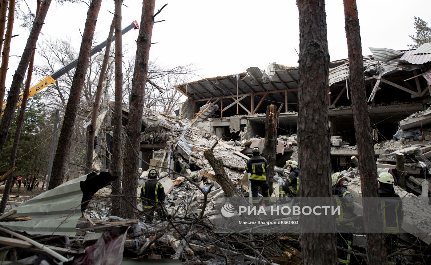 Последствия ракетного удара ВСУ по больнице в ЛНР