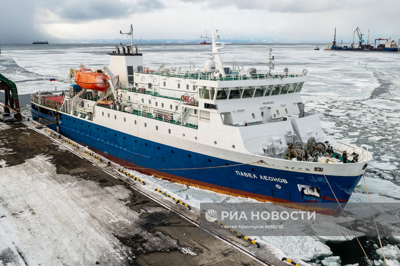 Грузопассажирский теплоход "Павел Леонов" в порту Корсаков