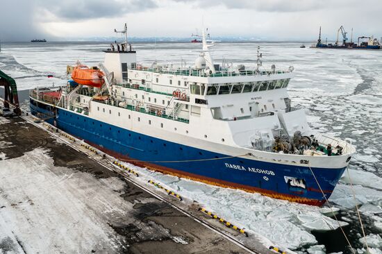 Грузопассажирский теплоход "Павел Леонов" в порту Корсаков