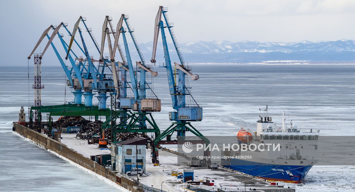 Грузопассажирский теплоход "Павел Леонов" в порту Корсаков