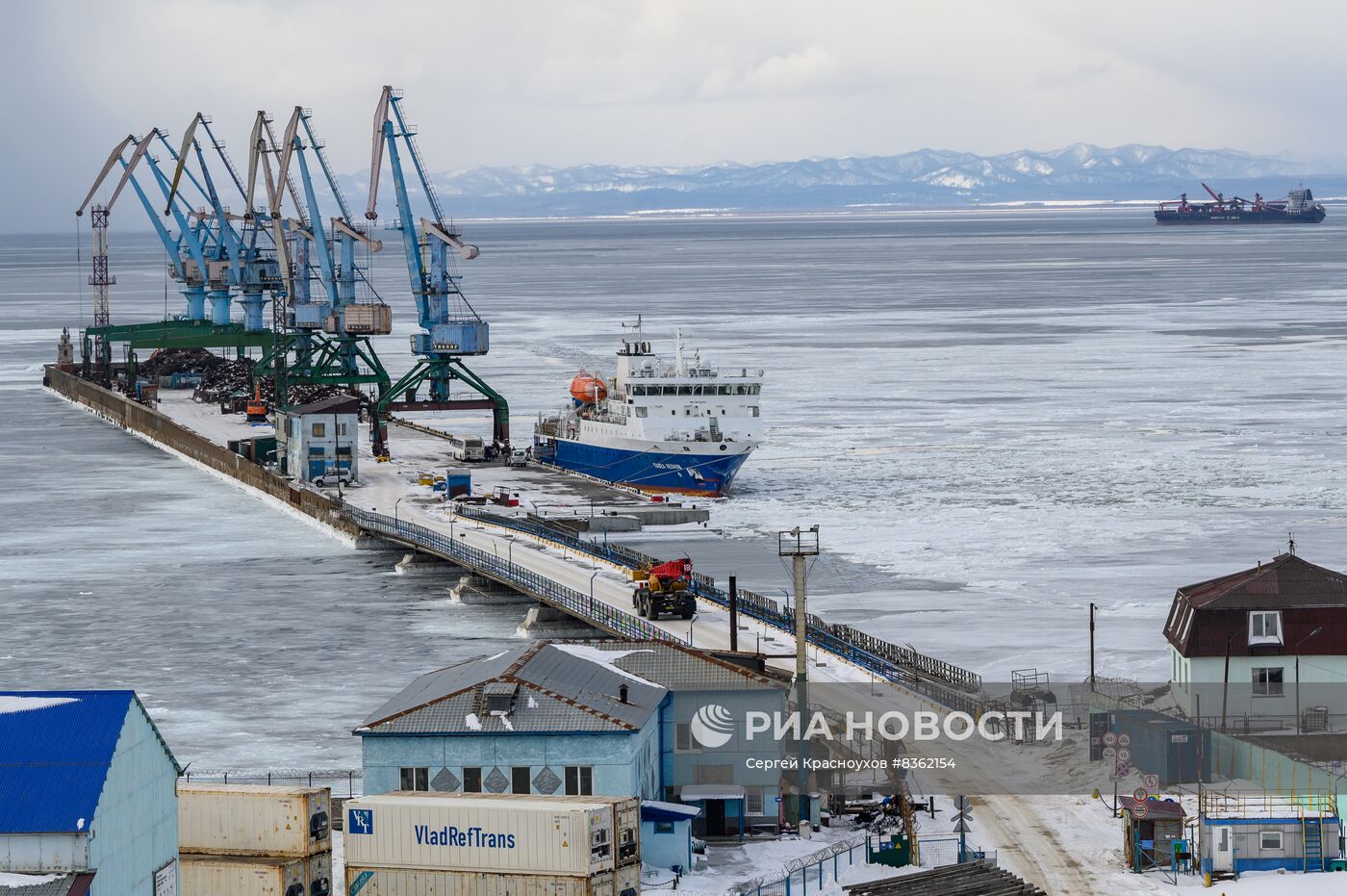 Грузопассажирский теплоход "Павел Леонов" в порту Корсаков