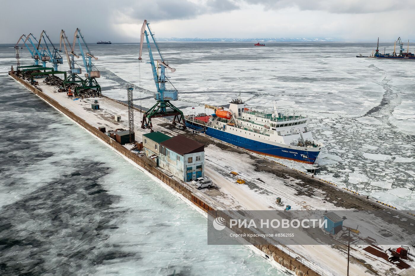 Грузопассажирский теплоход "Павел Леонов" в порту Корсаков