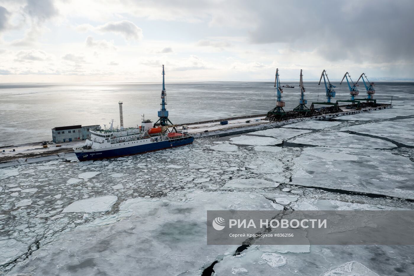 Грузопассажирский теплоход "Павел Леонов" в порту Корсаков