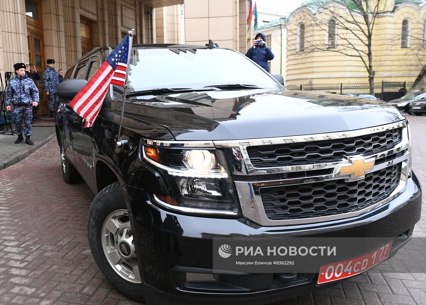 Новый посол США Л. Трейси у здания МИД РФ