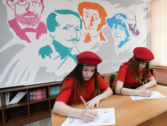 Школьники пишут письма бойцам на фронт
