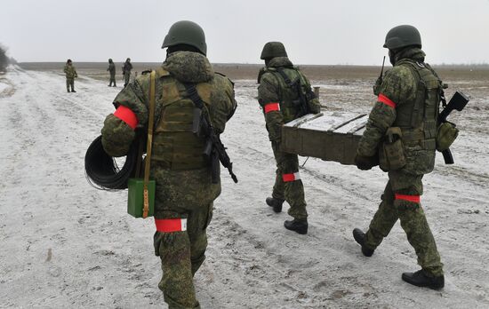 Уничтожение самодельных взрывных устройств военной полицией в Запорожской области