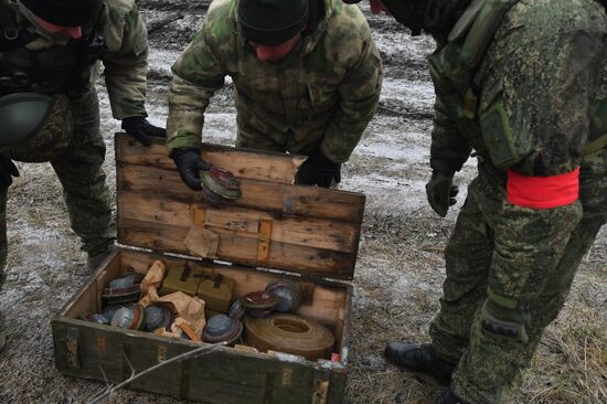 Уничтожение самодельных взрывных устройств военной полицией в Запорожской области