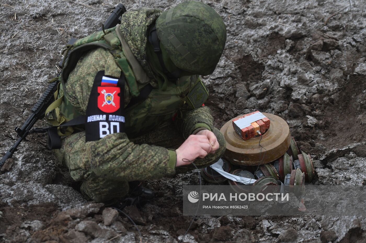 Уничтожение самодельных взрывных устройств военной полицией в Запорожской области