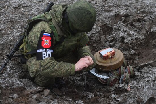 Уничтожение самодельных взрывных устройств военной полицией в Запорожской области