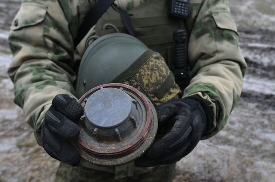 Уничтожение самодельных взрывных устройств военной полицией в Запорожской области