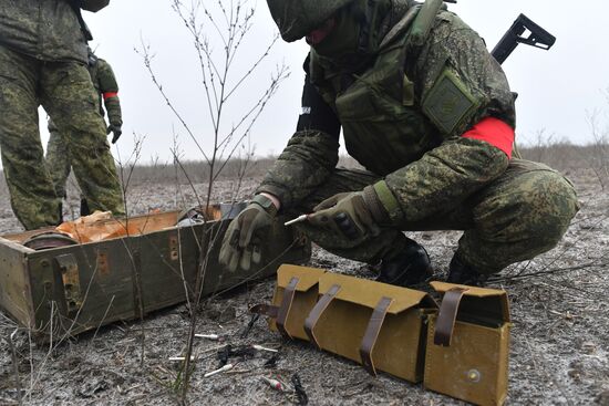 Уничтожение самодельных взрывных устройств военной полицией в Запорожской области