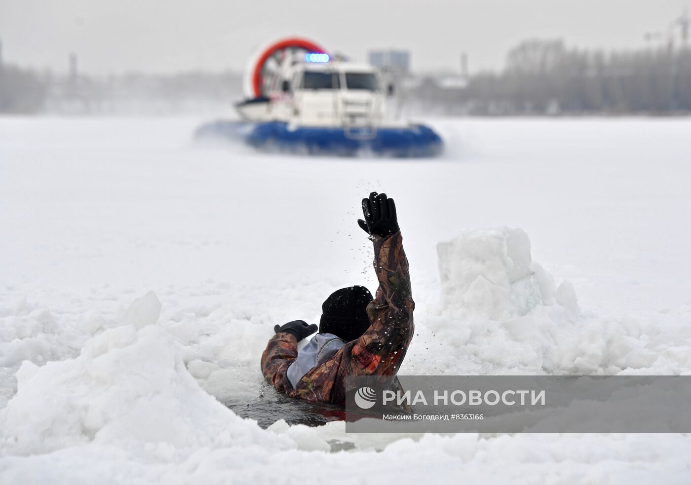 Обучение правилам безопасности на льду в Казани